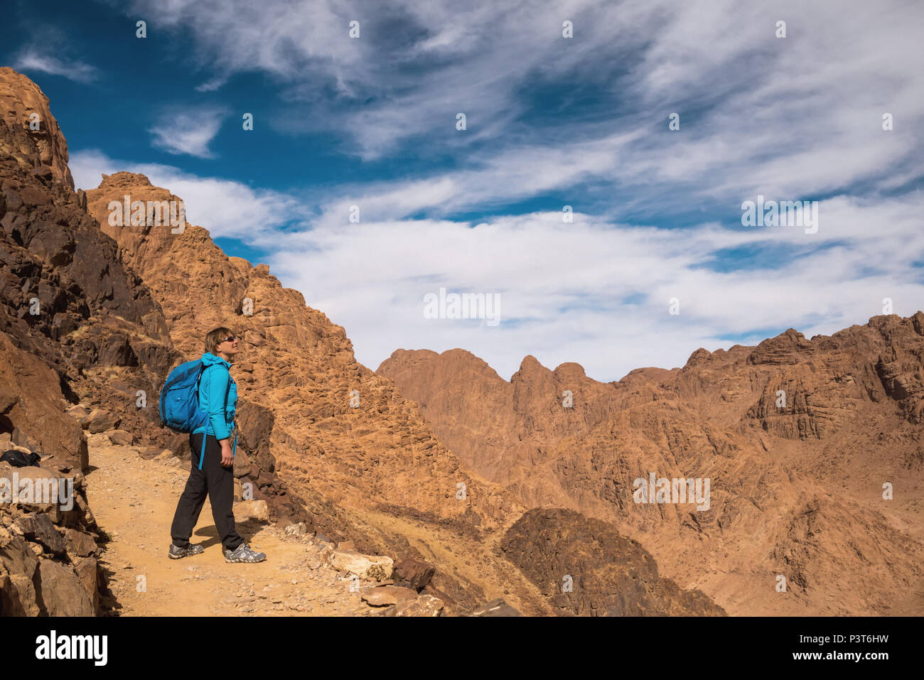 Frau Wanderer mit Rucksack genießen Sie Blick in Wüste Stockfoto
