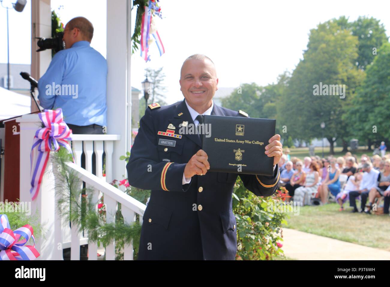 Oberstleutnant Len Gratteri Absolventen Army War College in einer Zeremonie am 22. Juli 2016 in Carlisle, Pa (USA Army National Guard Foto von 2 Lt Wendy Callaway/Freigegeben) Stockfoto