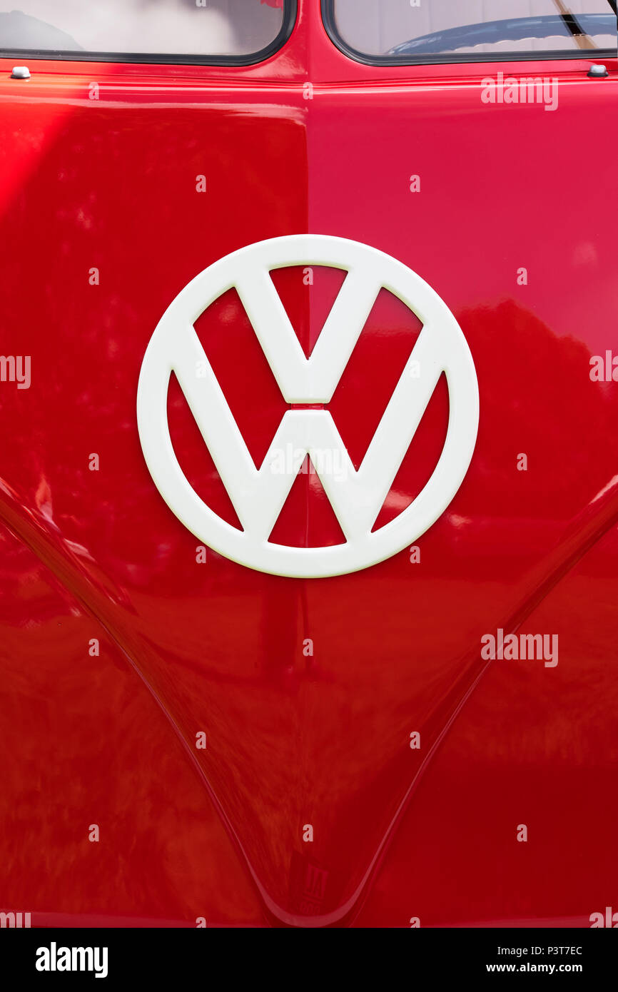 Roten VW Split Screen Volkswagen Wohnmobil. Vordere ende Abstract Stockfoto