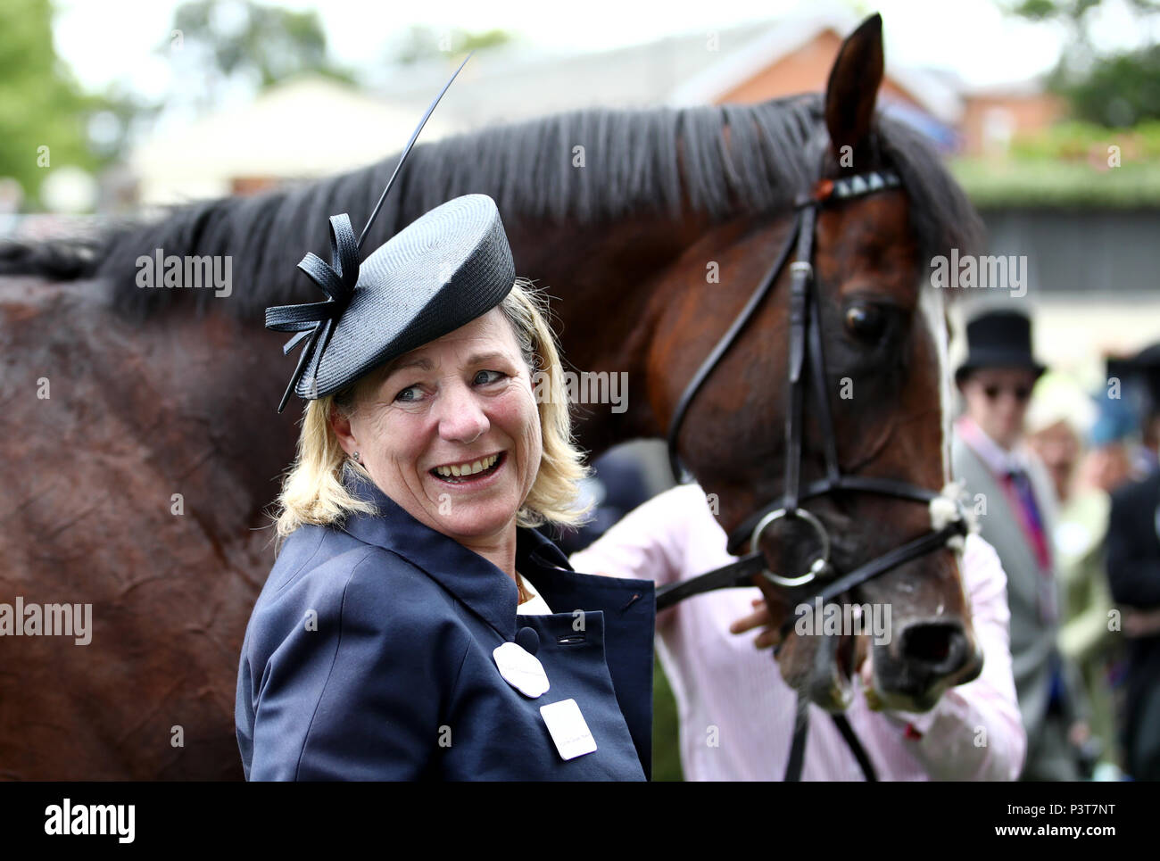 Trainer Eva Johnson Houghton feiert nach dem Gewinn des Queen Anne Stakes mit zufälligen Agent während der erste Tag des Royal Ascot Hotel in Ascot Pferderennbahn. Stockfoto