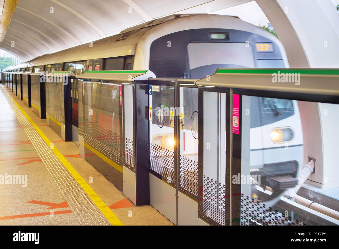 Light Rail Transit Zug kommt an eine Station in Singapur. U-Bahn Bewegungsunschärfe Stockfoto