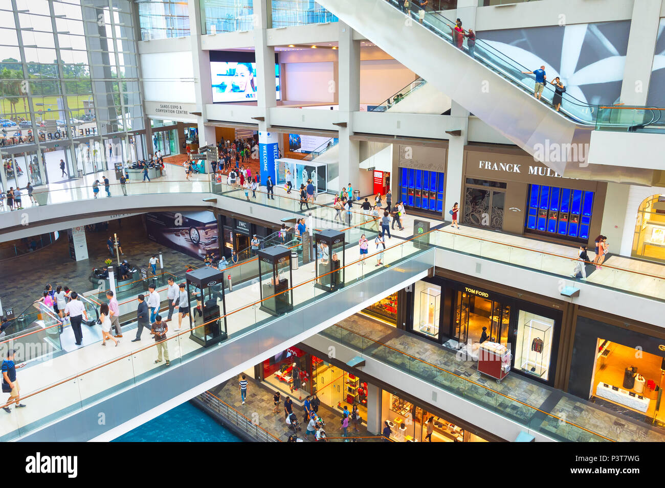 Singapur - 17.02.2017: Shopping Mall an der Marina Bay Sands Resort in Singapur. Es ist, als der weltweit teuerste standalone Casino Hotel in Rechnung gestellt Stockfoto