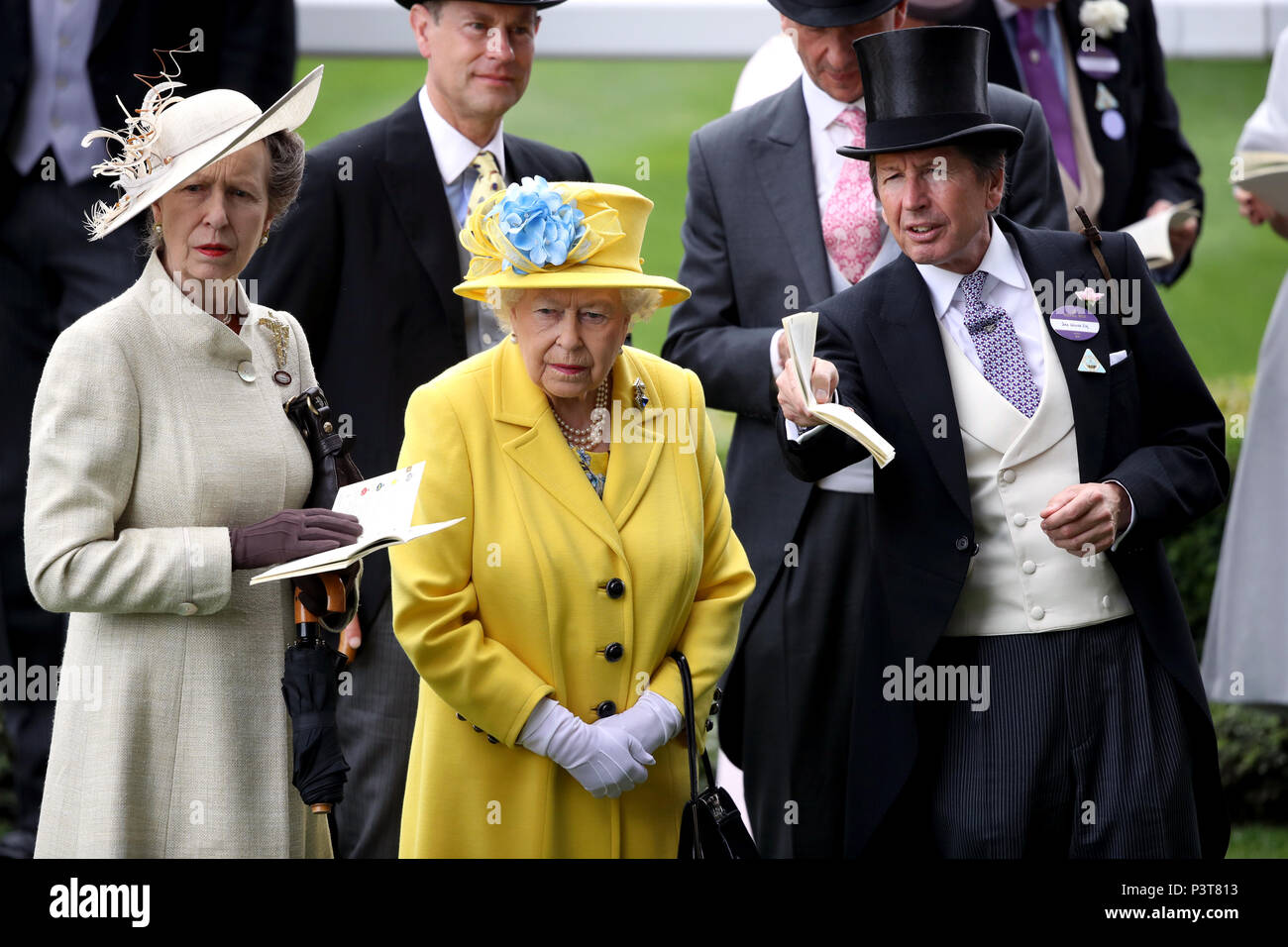 Königin Elizabeth II., die Princess Royal und Trainer John Warren während der Tag des Royal Ascot Hotel in Ascot Pferderennbahn. Stockfoto