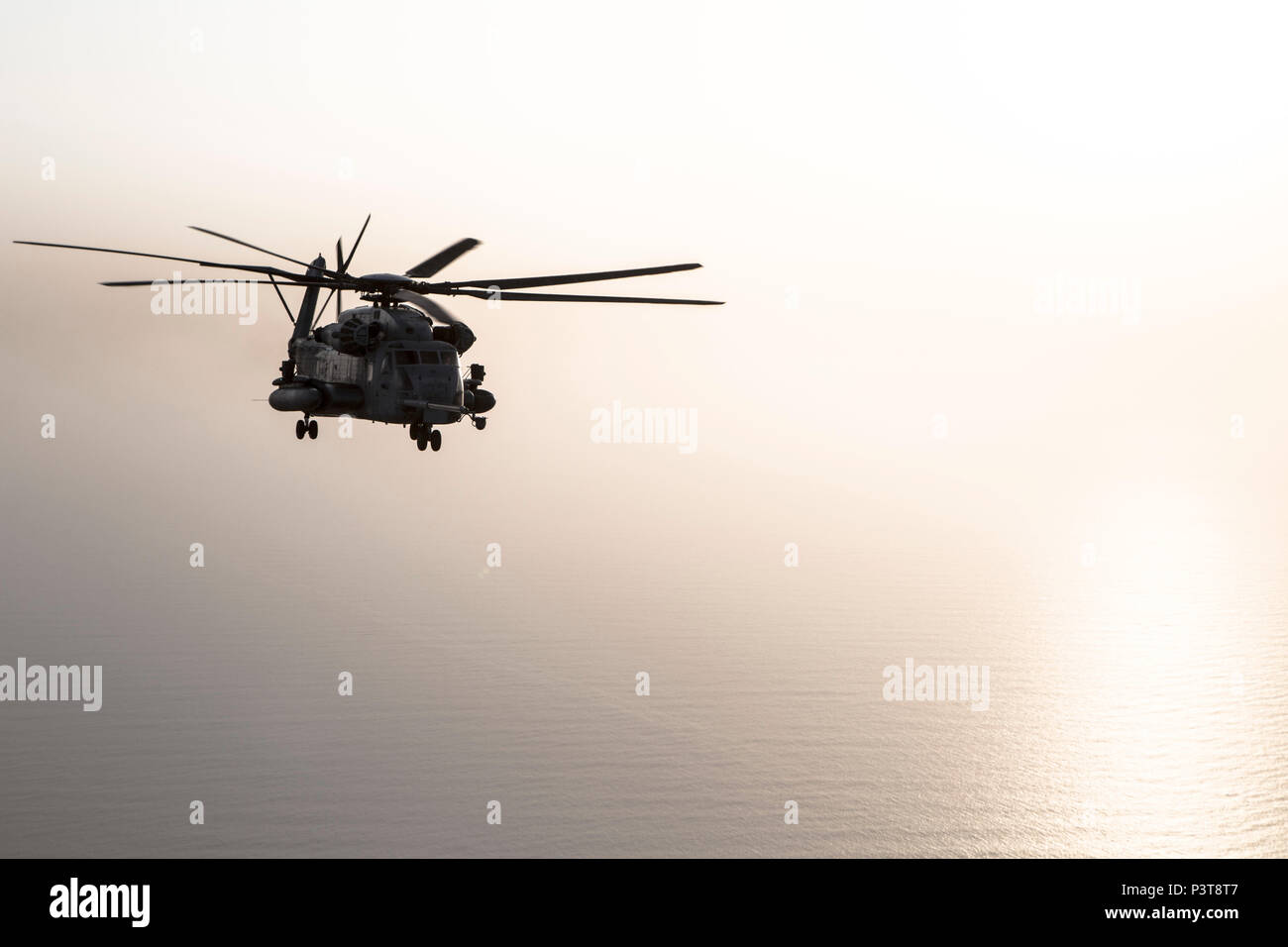 Ein CH-53E Super Stallion mit der 22 Marine Expeditionary Unit schwebt über dem Roten Meer rendezvous mit einem Marine Antenne Refueler Squadron - 352 C-130 Hercules für Luft-zu-Luft tanken, 30. Juli 2016. VMGR - 352 ist derzeit eine Komponente von Special Purpose Marine Air-Ground Task Force-Crisis Response-Central Befehl "Weiterleiten zum Einsatz die US Central Command Verantwortungsbereich unterstützen eine Vielzahl von Missionen. VMGR-352 unterstützt Antenne tanken Training für mehrere 22 MEU CH-53s, Synergien zwischen den beiden MAGTFs. Stockfoto