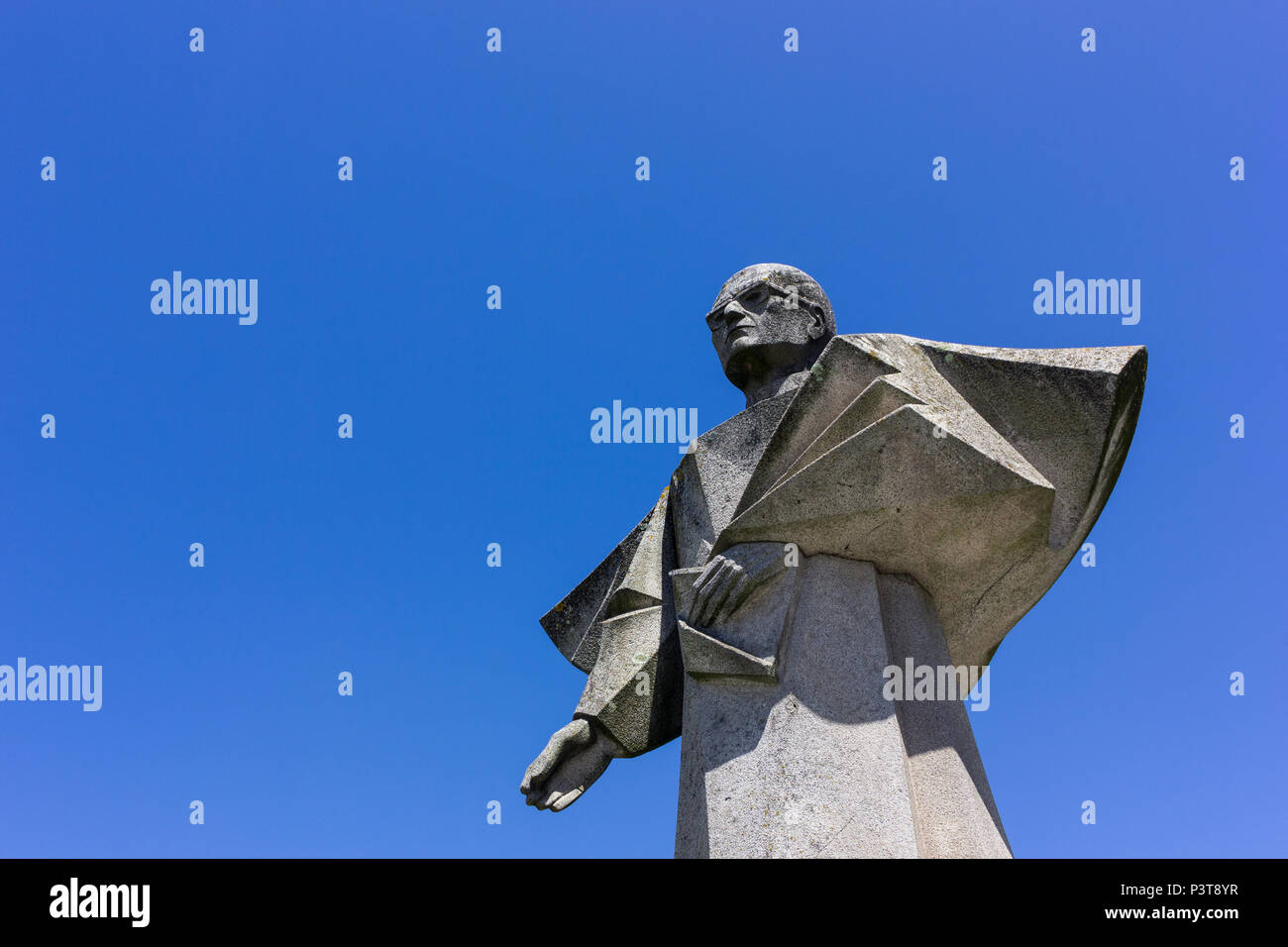 Statue von António Ferreira Gomes von Arlindo Rocha in der Nähe von Torre dos Clerigos in Porto, Portugal. Stockfoto