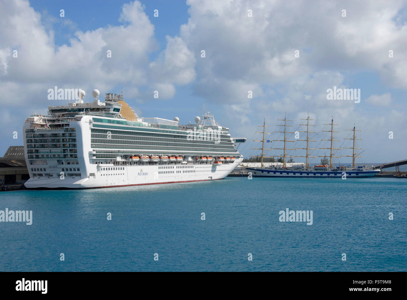 Kreuzfahrtschiff Azura Anker in Bridgetown, Barbados, Karibik, 5-Mast Segelschiff vor Stockfoto