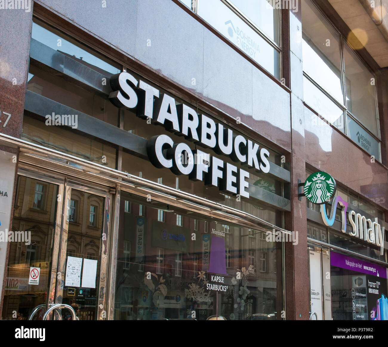Prag, Tschechische Republik, 16. Juni 2018, Starbucks Corporation ist ein internationaler Kaffeemaschine und der größte Coffee Shop Kette in der Welt Stockfoto