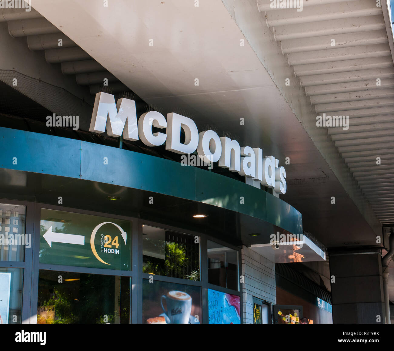 Prag, Tschechische Republik, 16. Juni 2018, McDonald's Corporation ist ein Unternehmen eines der weltweit größten Fast-Food-Ketten. Stockfoto