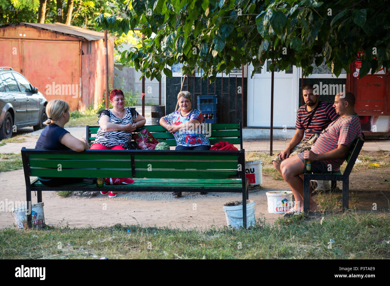 Republik Moldau Chisinau - Nachbarn zusammen sitzen auf Bänken nach der Arbeit Stockfoto