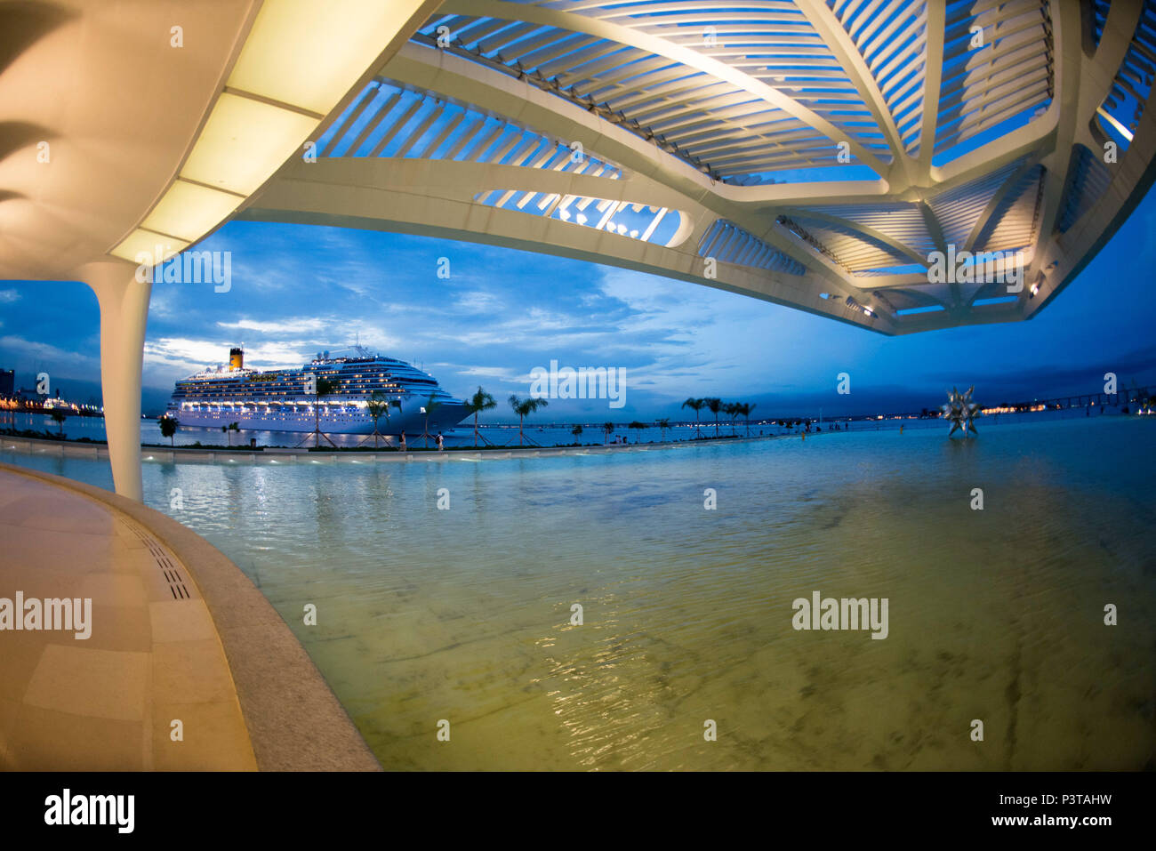 RIO DE JANEIRO, RJ - 02.03.2016: MUSEU DO AMANHÃ-O Museu do amanhã Faz parte da revitalização da Zona portuaria do Rio, na Praça Mauá. Ao fundo dem transatlântico deixa o Pier da Praça Mauá. (Foto: Celso Pupo/Fotoarena) Stockfoto