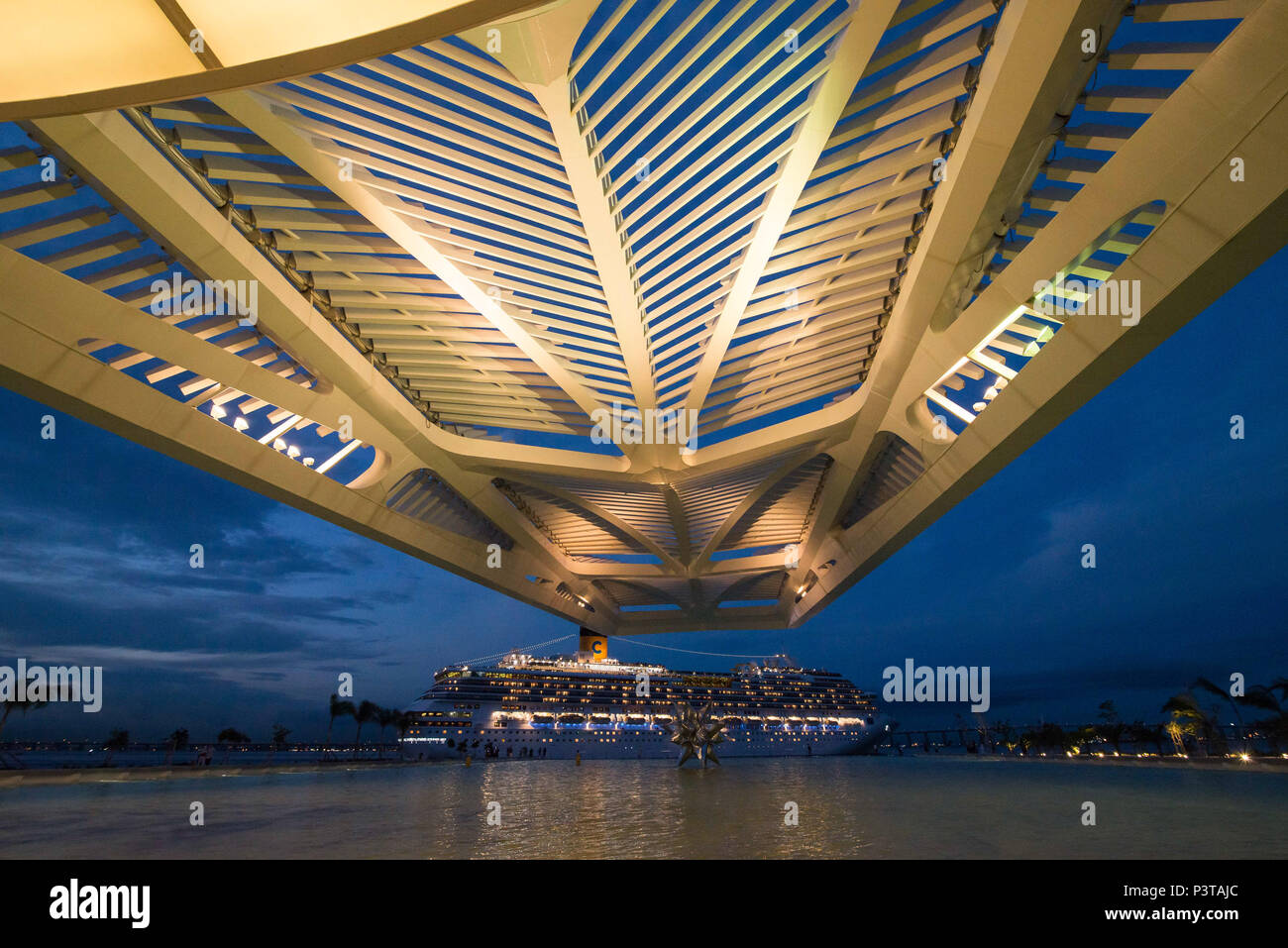 RIO DE JANEIRO, RJ - 02.03.2016: MUSEU DO AMANHÃ-O Museu do amanhã Faz parte da revitalização da Zona portuaria do Rio, na Praça Mauá. Ao fundo dem transatlântico deixa o Pier da Praça Mauá. (Foto: Celso Pupo/Fotoarena) Stockfoto