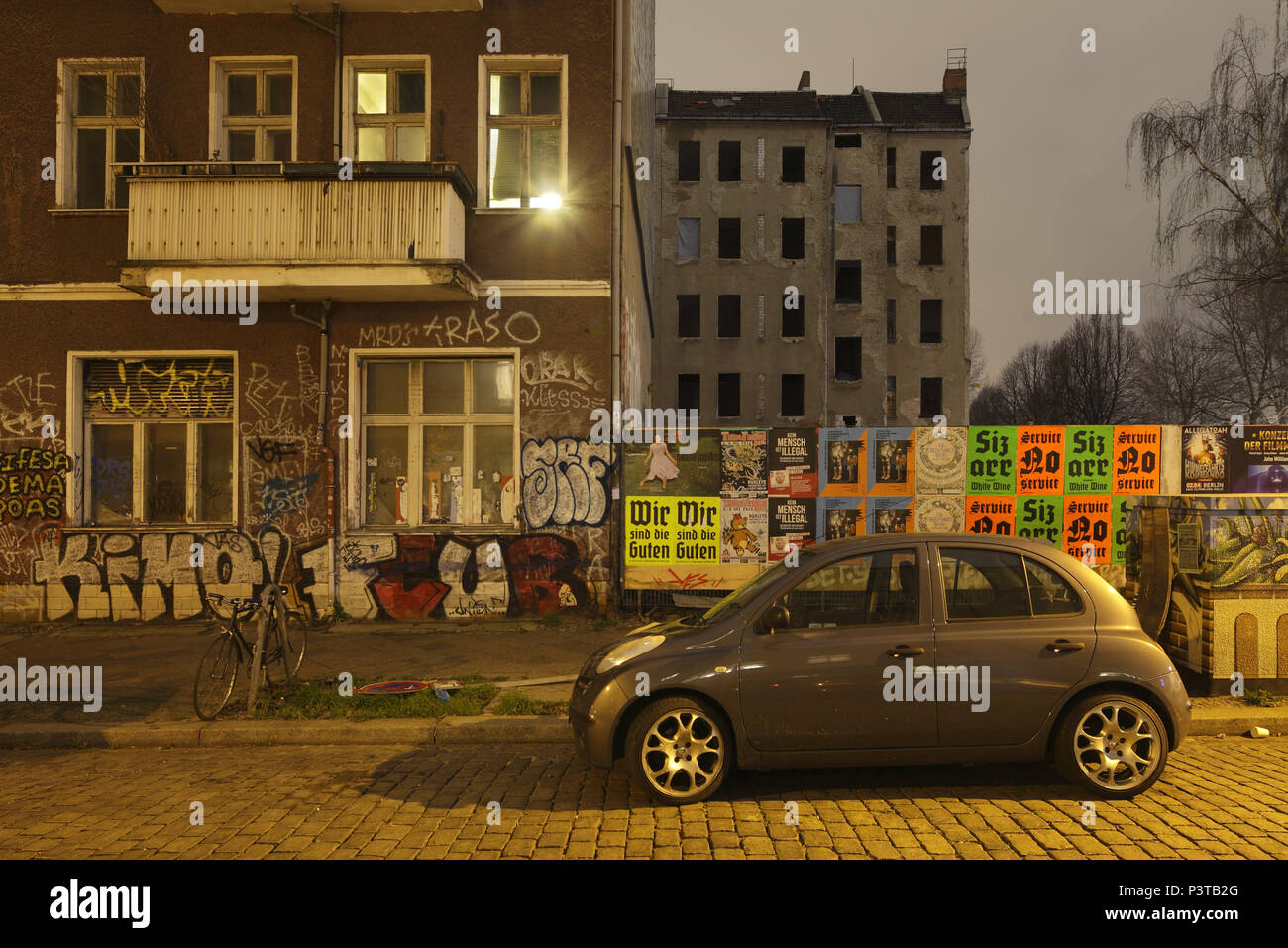 Berlin, Deutschland, narbige Altbauten in der Revaler Straße Ecke Dirschner Straße in Berlin-Friedrichshain Stockfoto