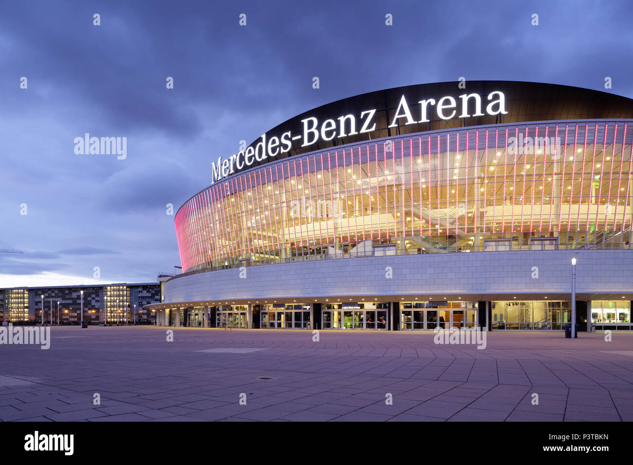 Berlin, Deutschland, beleuchtete Mercedes-Benz Arena des Mercedes-Benz-Platz in Berlin-Friedrichshain Stockfoto