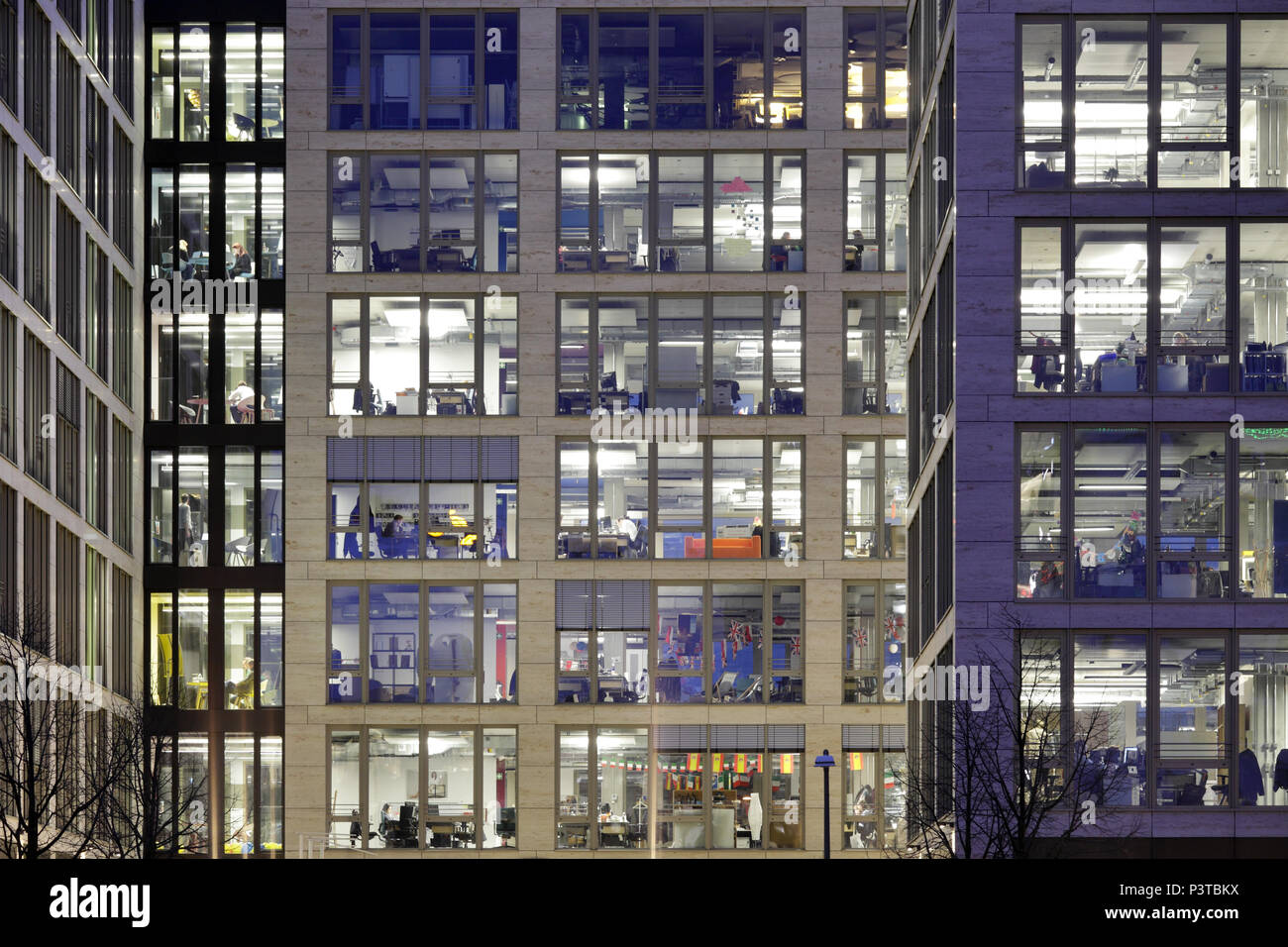 Berlin, Deutschland, Beleuchtete Bürogebäude bei Mercedes-Benz-Platz in Berlin-Friedrichshain Stockfoto
