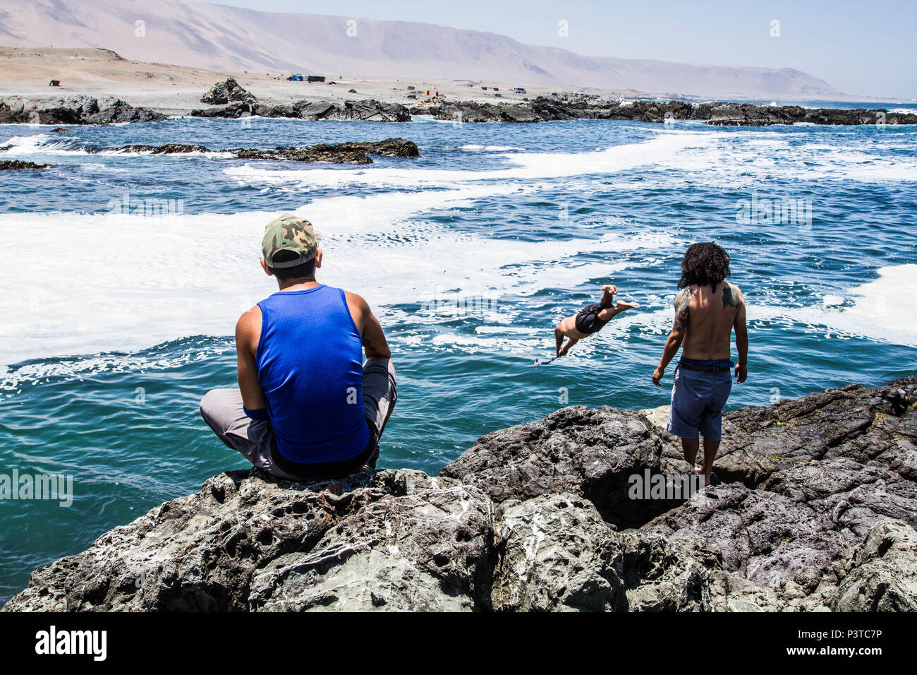 IQUIQUE, CHILE - 19.11.2015: ALTO LOS VERDES - Grupo de Pessoas em costão rochoso na Praia los Verdes (Playa Los Verdes). (Foto: Ricardo Ribas/Fotoarena) Stockfoto