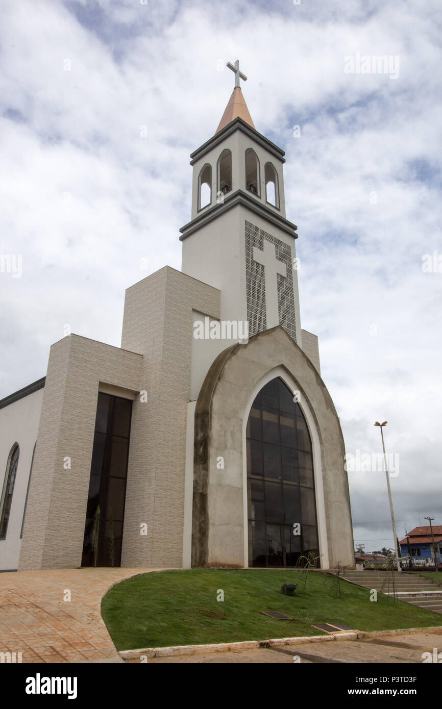 NERÓPOLIS, GEHEN - 05.01.2016: PARÓQUIA SÃO BENEDITO - Vista da fachada da Paróquia São Benedito, em Norópolis (gehen). Ela pertence eine Diocése de Anápols, keine município de Nerópolis, que possui Aproximadamente 30 mil habitantes e está localizada 35 km de Goiânia. (Foto: Dudu Macedo/Fotoarena) Stockfoto