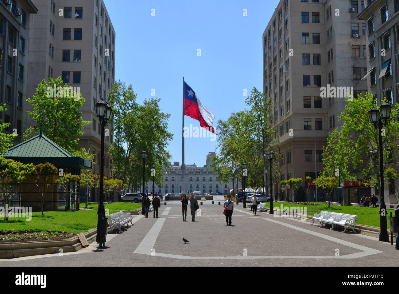 SANTIAGO, CHILE - 10.10.2015: SANTIAGO - Enorme bandeira Do Chile (Bandera del Bicentenario), hasteada em Frente a Plaza de la Ciudadania. (Foto: Fontana/Fotoarena) Stockfoto