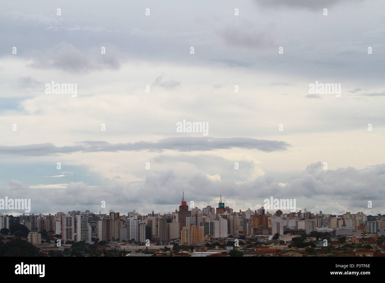 SÃO JOSÉ DO RIO PRETO, SP - 13.01.2016: CENTRO DE SÃO JOSÉ DO RIO PRETO - Vista panorâmica do Centro de São José do Rio Preto (olhando da zona Leste da Cidade). (Foto: Edvaldo Santos/Fotoarena) Stockfoto