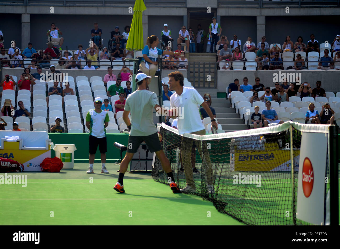 RIO DE JANEIRO, RJ - 12.12.2015: AQUECE RIO EVENTO TESTE-Evento Teste keine Centro Olimpíco de Tênis keine Parque Olimpíco na Barra da Tijuca. Correios Brasil Master Cup, evento teste da modalidade para os netto Rio 2016. Na Foto: o tenista Gustavo Kuerten bate Bola com Thomas Bellucci, na Quadra zentrale do Centro Olimpíco de tênis. (Foto: Bernardo Gomes/Fotoarena) Stockfoto