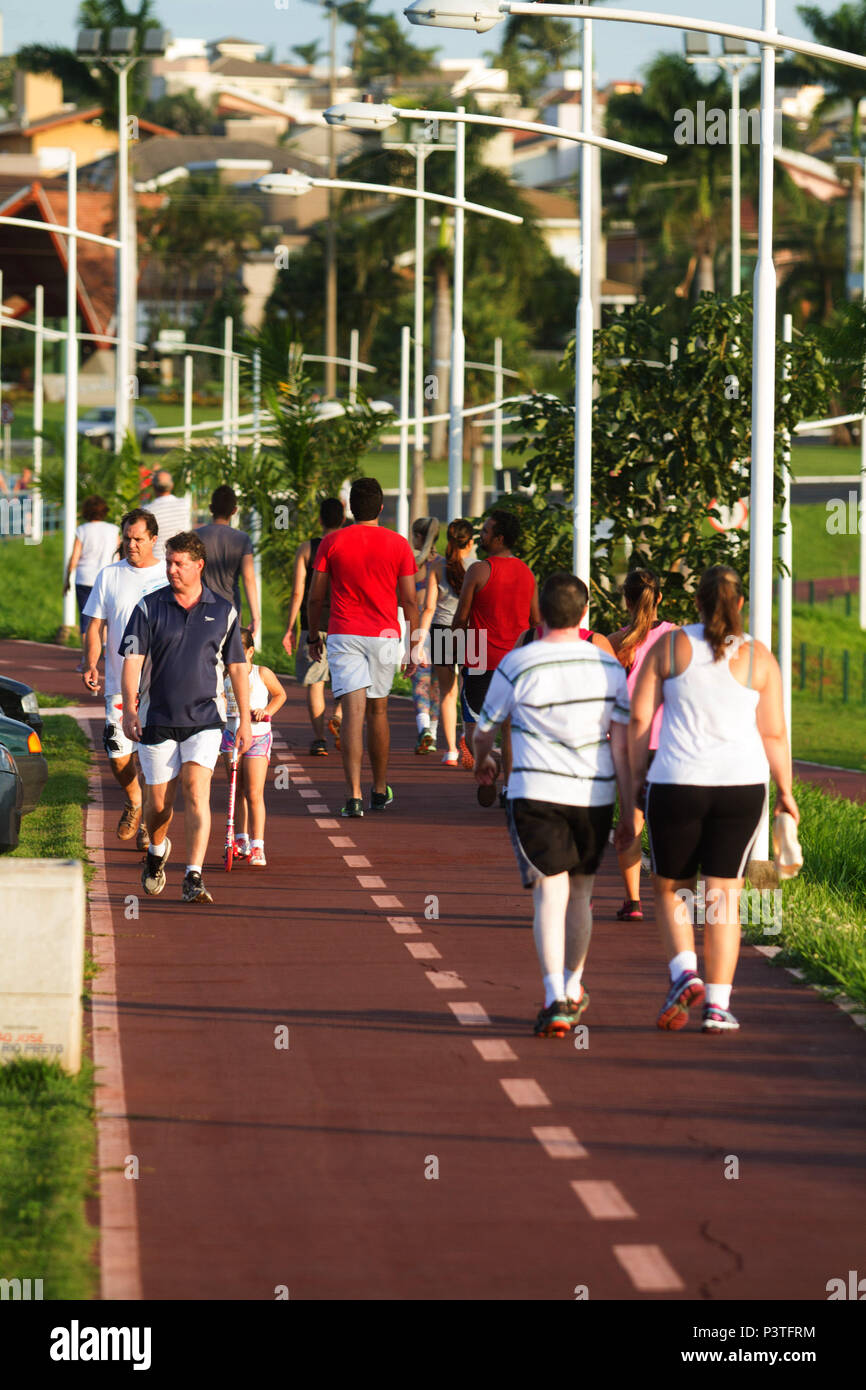 SÃO JOSÉ DO RIO PRETO, SP - 19.01.2016: keine CAMINHADA HORÁRIO DE VERÃO - Várias pessoas estão aproveitando o horário, Dia, prolongado, para Fazer exercícios keine endgültige da Tarde; ou à Noite se seguirmos o horário correto. Esta foto por Beispiel, foi feita Às 19:30. Pessoas caminham na Orla do Lago 3 Da Represa Municipal de São José do Rio Preto. (Foto: Edvaldo Santos/Fotoarena) Stockfoto