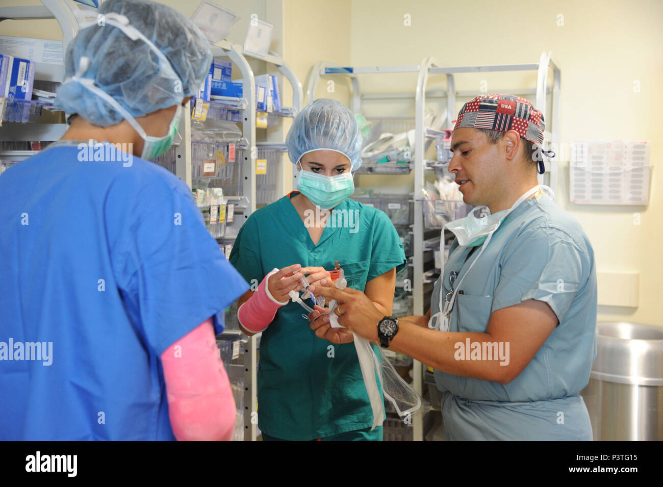 MARINE CORPS BASE CAMP Pendleton, Calif (26. Juli 2016) Cmdr. Victor Diaz, Naval Hospital Camp Pendleton Anästhesiologie Abteilung Kopf, beauftragt den Studenten bei Nhcp's Science, Service, Medizin und Mentoring-programm, darüber, wie Sie die verschiedenen Instrumente verwenden, Anästhesie auszuüben, 26. Juli 2016. Während der Teilnahme an der einwöchigen S2M 2 Programm der 12 steigende Juniors und Seniors von Oceanside und El Camino High School in Oceanside, Kalifornien, wird erleben Sie informative Vorträge von nhcp Personal; interaktive Hands-on-Trainings und Aktivitäten; eine Behinderung ausüben, in dem die s Stockfoto