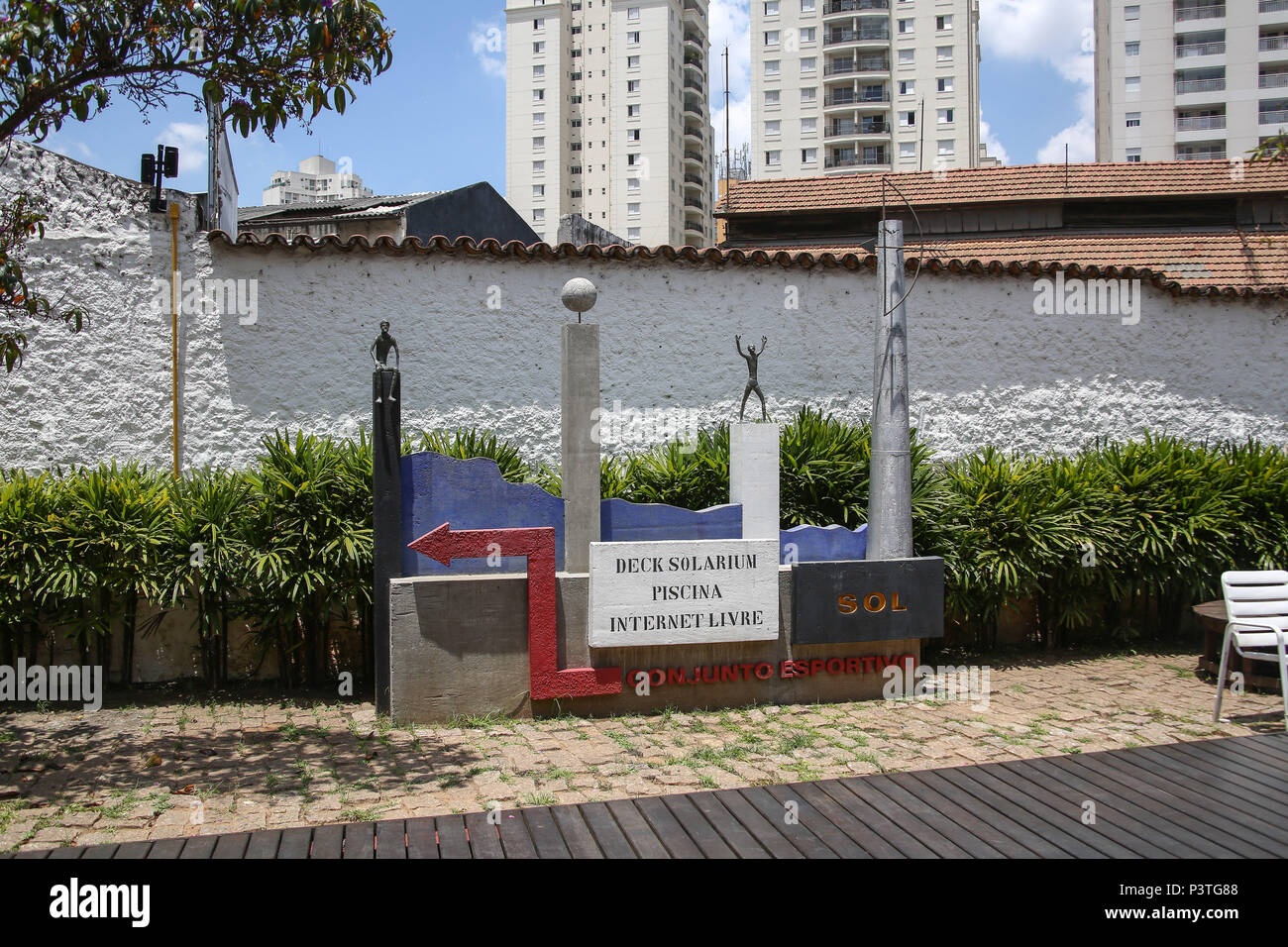 SÃO PAULO, SP - 05.02.2016: SESC POMPEIA - Placa de orientação Para o Conjunto esportivo keine edifício SESC Pompéia. Construída a partir de Uma antiga Fàbrica De tambores, na Região da Zona oeste de São Paulo, foi chamada de Fàbrica da Pompeia. O SESC Pompeia foi projetado Pela arquiteta italiana Lina Bo Bardi. Eine obra-começou em 1977 e durou Nove anos. A Primeira etapa Foi inaugurada em 1982 e em 1986 o Bloco esportivo Foi aberto ao Público. (Foto: Bruna Marques/Fotoarena) Stockfoto