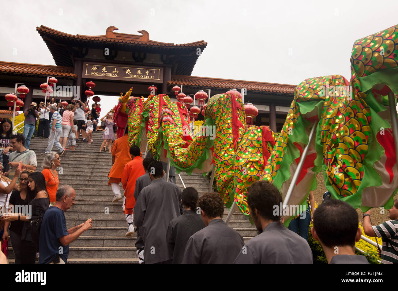 COTIA, SP - 21.02.2016: TEMPLO ZU LAI-Voluntários se preparam para a apresentação da dança do Dragão na celebração do Ano Novo Chinês keine templo budista Zu Lai. (Foto: Daniela Maria/Fotoarena) Stockfoto