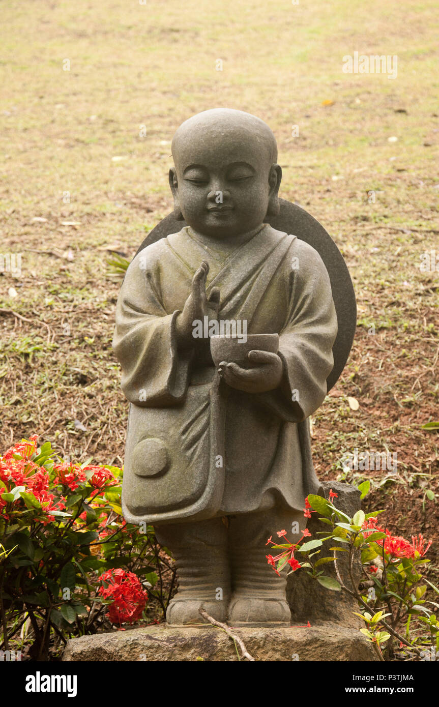 COTIA, SP - 21.02.2016: TEMPLO ZU LAI-Estátuas de BUda crinça keine Jardim de Entrada do Templo budista Zu Lai. (Foto: Daniela Maria/Fotoarena) Stockfoto