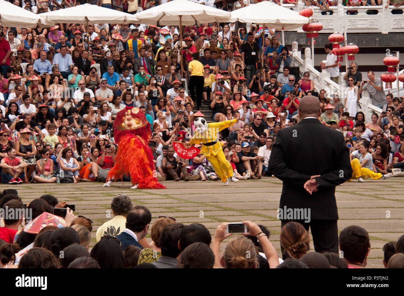 COTIA, SP - 21.02.2016: TEMPLO ZU LAI-Apresentação da dança do Leão Durante eine celebração do Ano Novo Chinês keine templo budista Zu Lai. (Foto: Daniela Maria/Fotoarena) Stockfoto