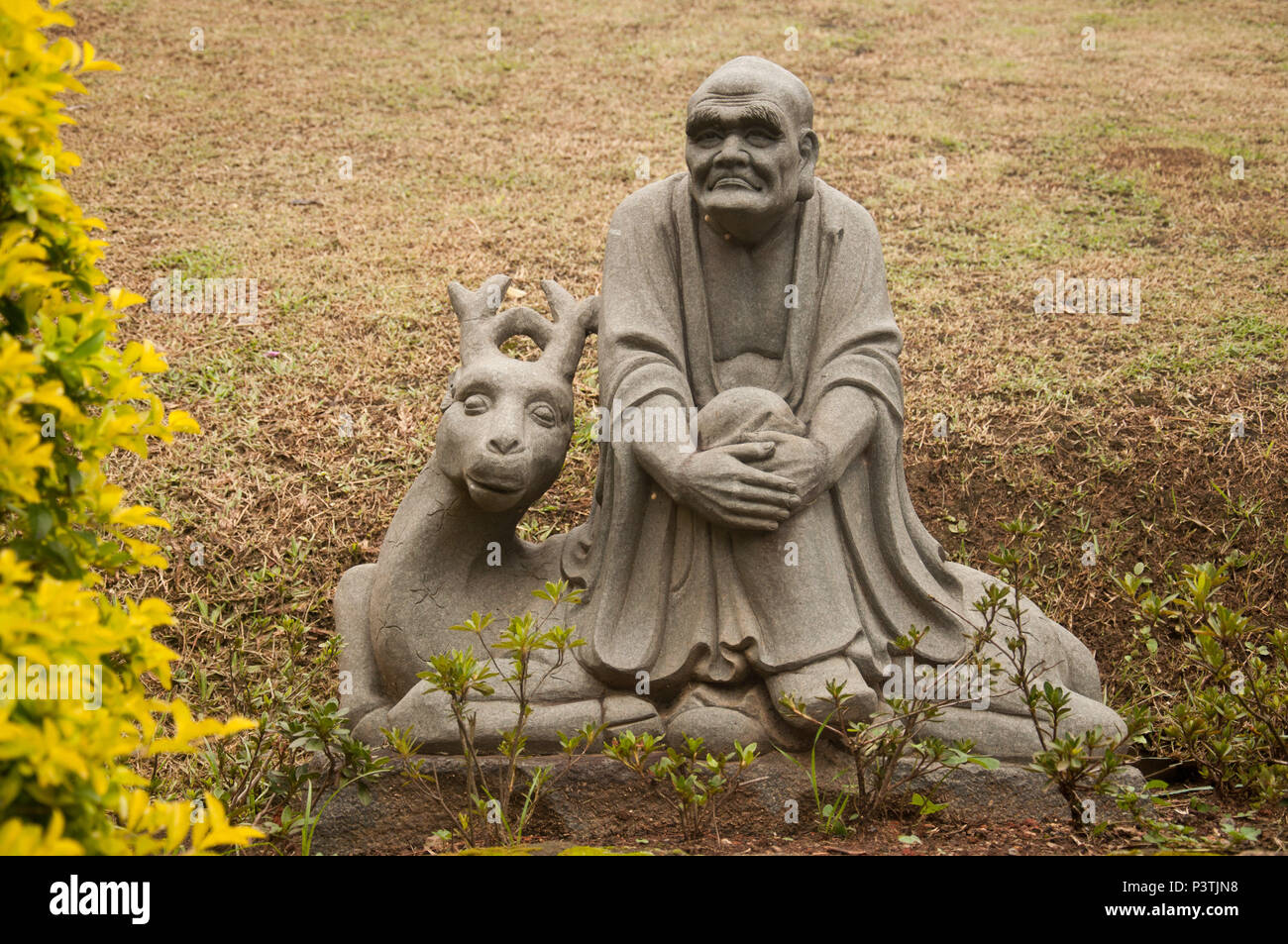 COTIA, SP - 21.02.2016: TEMPLO ZU LAI-Jardim dos 18 Arhats (Monges iluminados) na Entrada do Templo budista Zu Lai. Na imagem, Pindolabharadvaja (o Arhat montando um Cervo), o Principal dentre os dezoito Arhats. (Foto: Daniela Maria/Fotoarena) Stockfoto