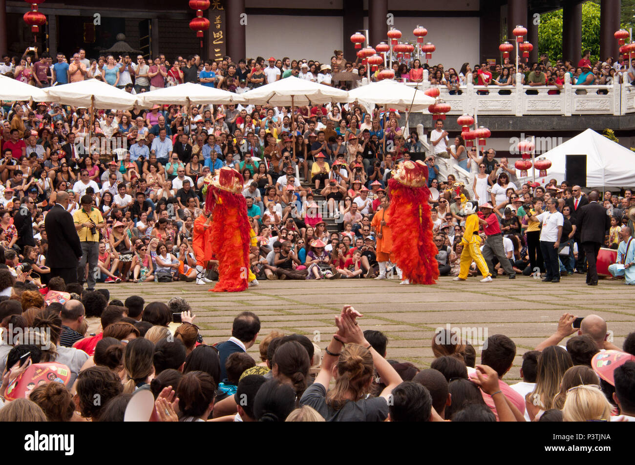 COTIA, SP - 21.02.2016: TEMPLO ZU LAI-Apresentação da dança do Leão Durante eine celebração do Ano Novo Chinês keine templo budista Zu Lai. (Foto: Daniela Maria/Fotoarena) Stockfoto