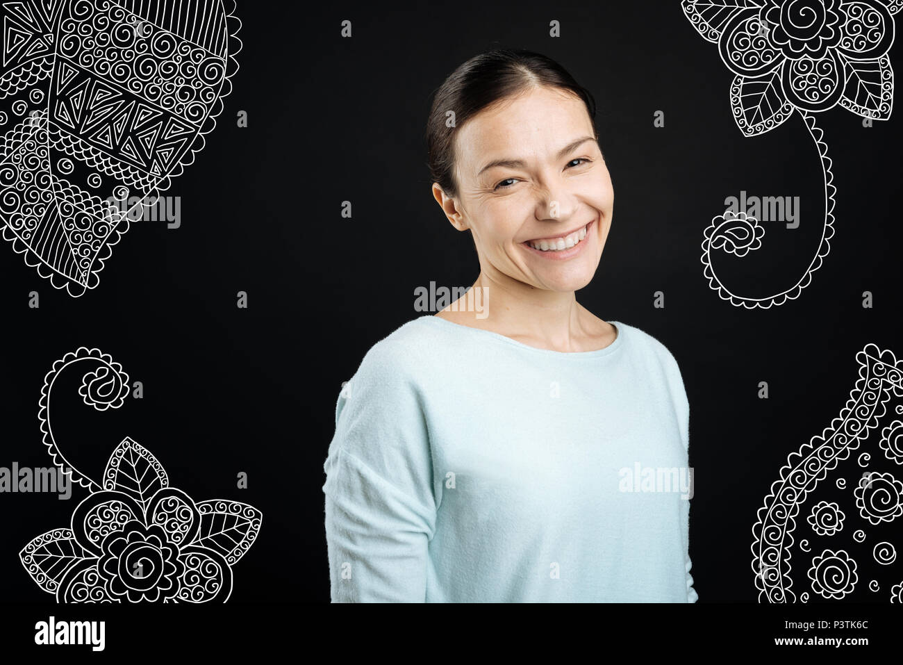 Fröhliches Baby sitter lächelnd und freundlich Stockfoto