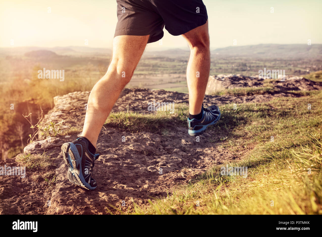 Outdoor Langlauf im Sommer Sonnenschein Konzept laufen für Training, Fitness und gesunde Lebensweise Stockfoto