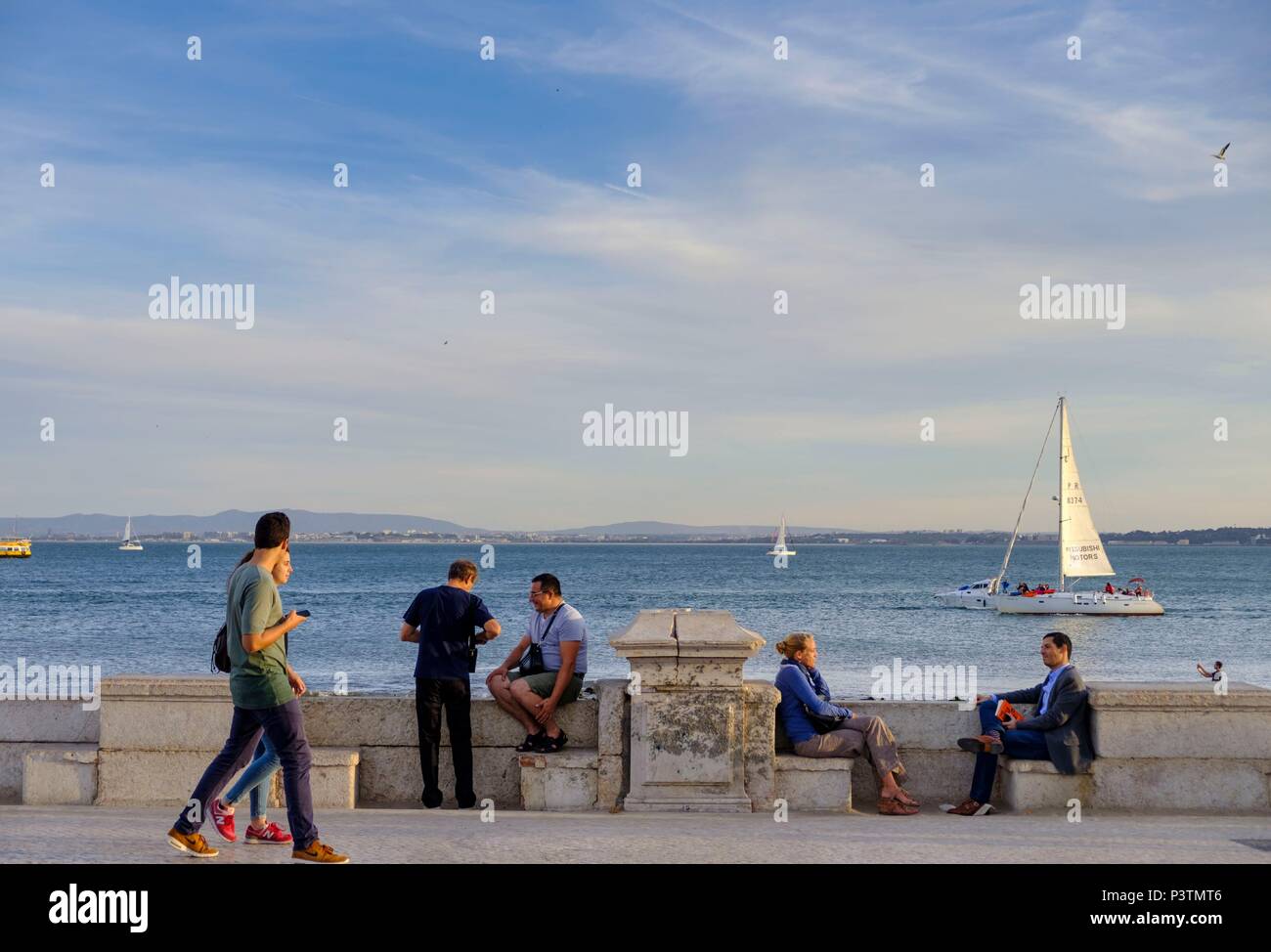 Das Leben auf der Straße auf den Fluss Tagus Promenade, Lissabon, Portugal Stockfoto