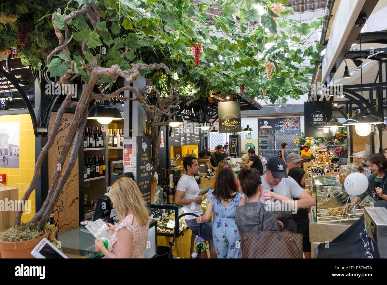 Campo de Ourique Markt und Food Hall zwischen Estrela und Amoreiras Nachbarschaften, Lissabon, Portugal Stockfoto