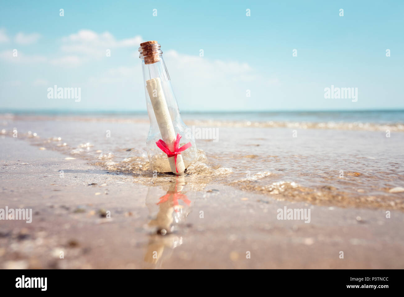 Eine Flaschenpost angespült auf einem Strand Konzept für Hilfe, sos, Notfall und Hilfe Stockfoto