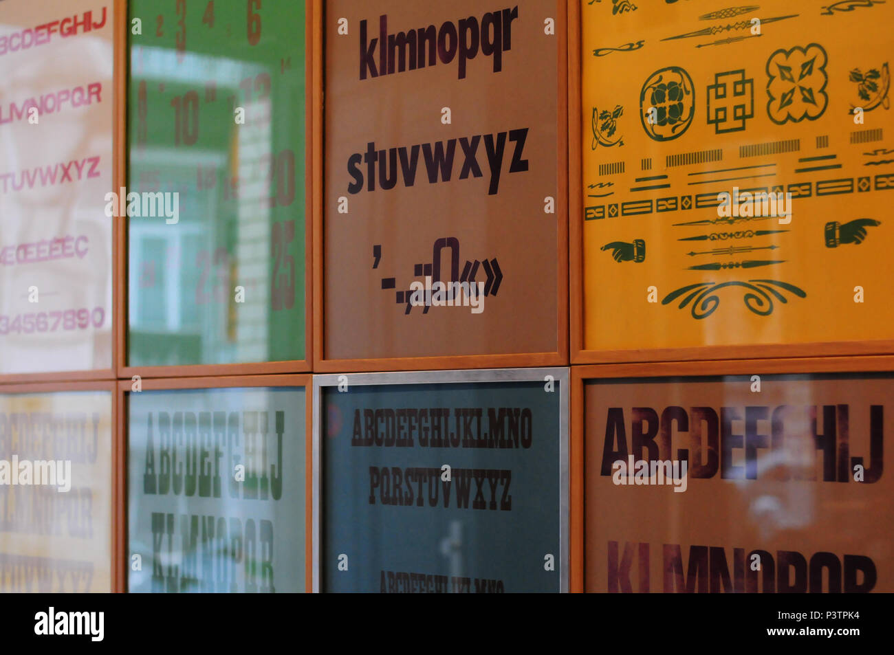 Farbenfroh gestaltete Typografie Poster Stockfoto