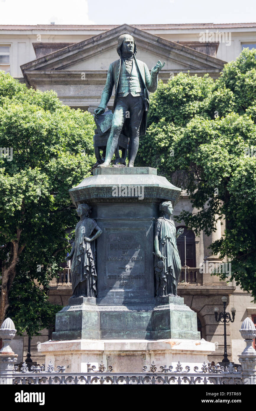 RIO DE JANEIRO, RJ - 30.03.2016: MONUMENTO JOSÉ BONIFÁCIO - Monumento a José Bonifácio de Andrada e Silva, datado de 7 de Fevereiro de 1872. José Bonifácio Ära um político influente Keine período de Dom João VI e de Dom Pedro I. O Monumento encontra-se keine Largo de São Francisco de Paula, keine Centro do Rio. (Foto: Luiz Souza/Fotoarena) Stockfoto