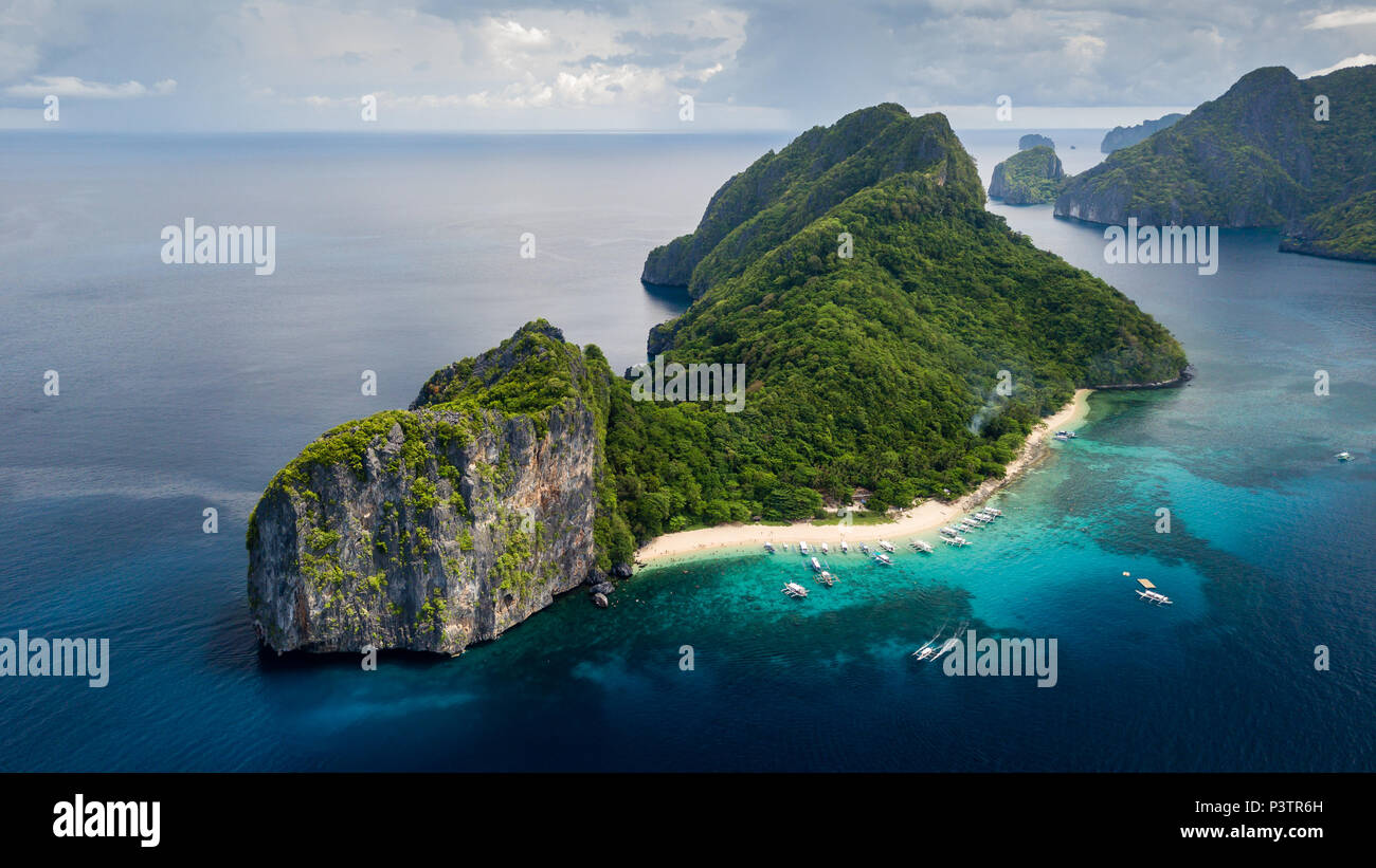 Antenne drone Blick auf einen wunderschönen tropischen Insel und Sandstrand mit Korallenriff umgeben Stockfoto