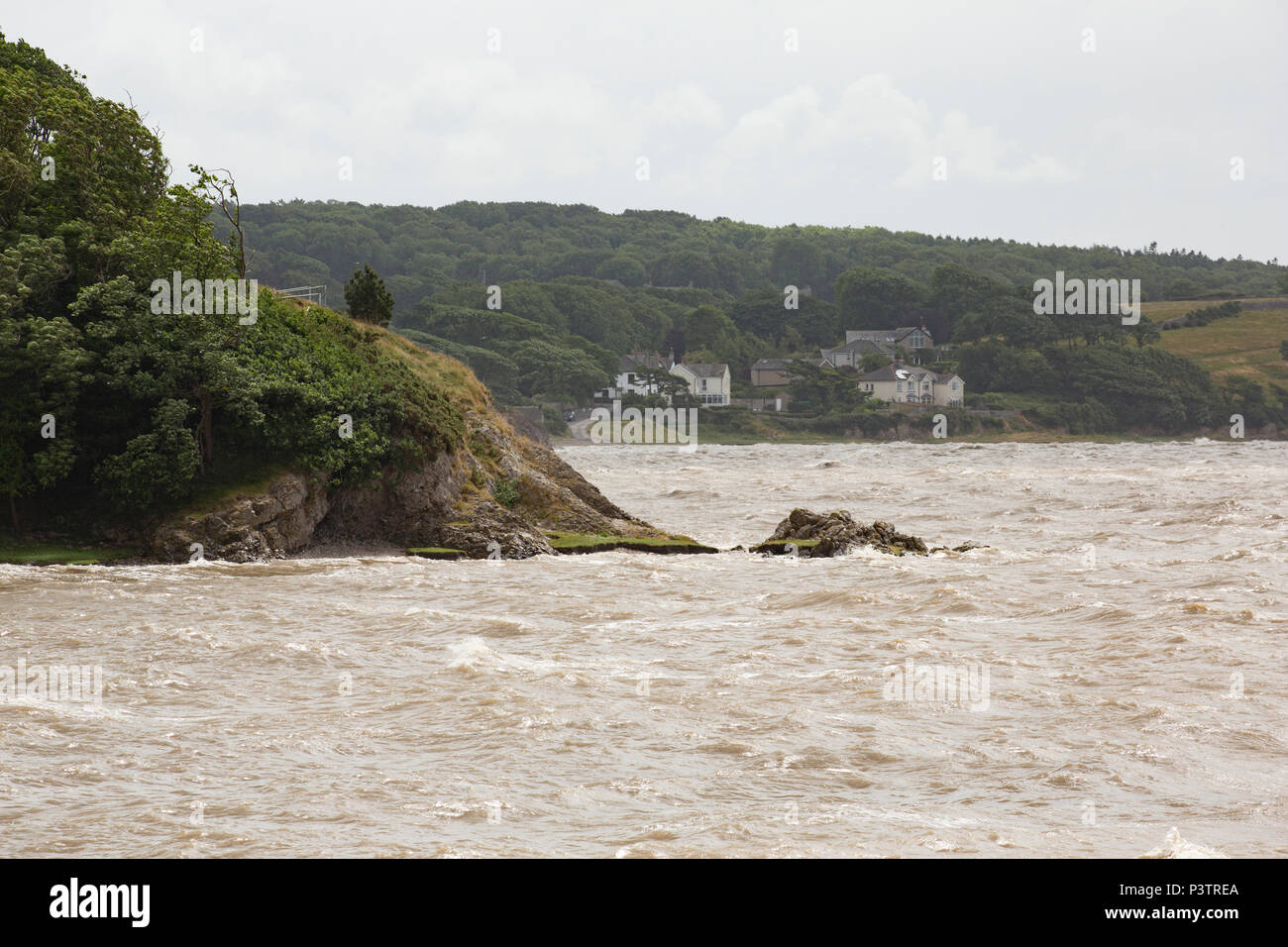 Ein hige Tide durch Winde aus Sturm Hector gegen die Küste in der Nähe von silverdale am Rande der Morecambe Bay in Lancashire England UK GB gesichert Stockfoto