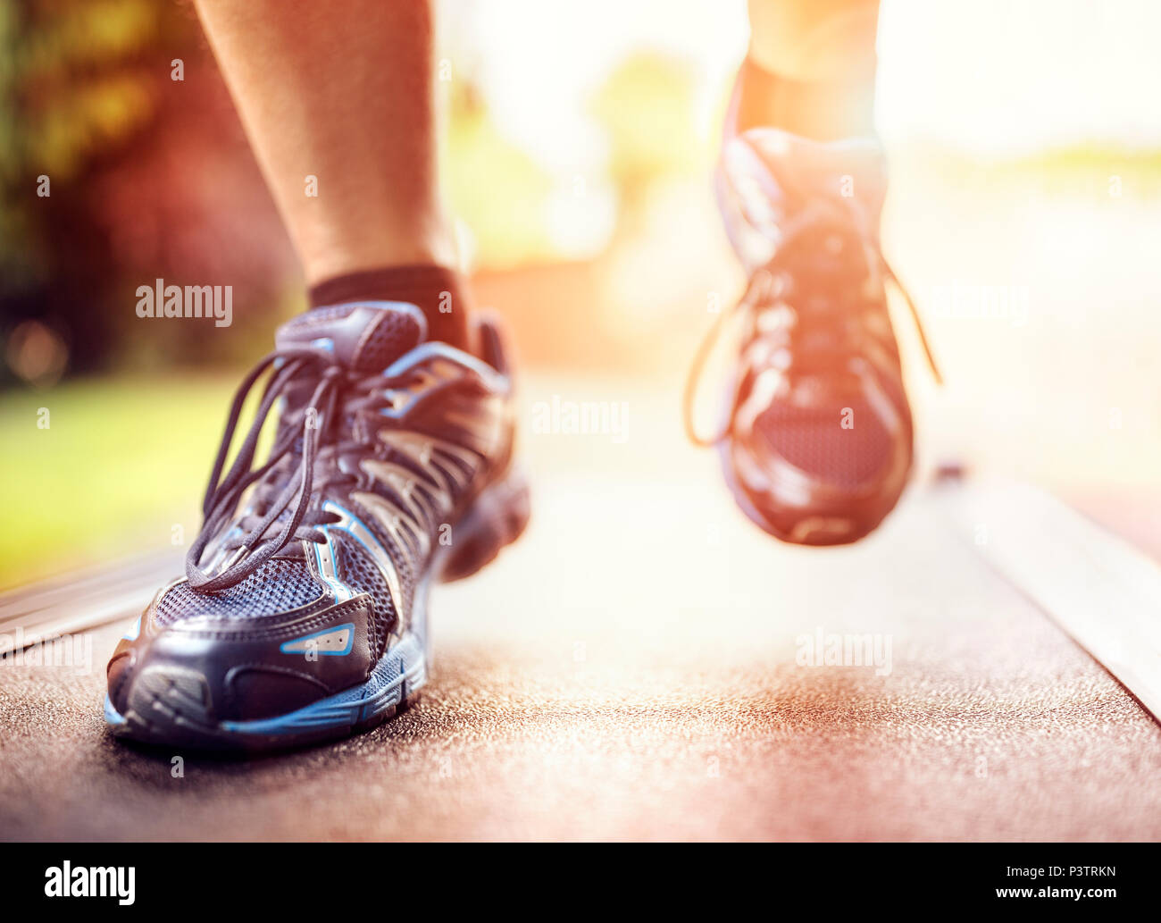 Mann läuft in einem Fitnessstudio auf einem Laufband-Konzept für Sport, Fitness und gesunde Lebensweise Stockfoto