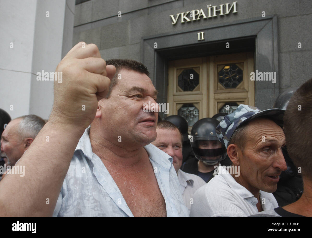 Juni 19, 2018 - Kiew, Ukraine - Mitglieder des sowjetischen Afghanistankrieges Veteran und anderen Organisationen protestieren am Eingang des ukrainischen Parlaments, in Kiew, Ukraine, 19. Juni 2018. Zu Zusammenstößen am Eingang des ukrainischen Parlaments bei mehr als 1.000 Demonstranten einen Metallzaun in ein Angebot zum Betreten des Gebäudes abgerissen. Bergarbeiter, Veteranen der sowjetischen Afghanistankrieges und Tschernobyl' 'Liquidatoren'' teilnehmen Protest anspruchsvolle ihre Sozialleistungen und Renten zu halten und für die vollständige Zahlung der Löhne. (Bild: © SERG Glovny über ZUMA Draht) Stockfoto