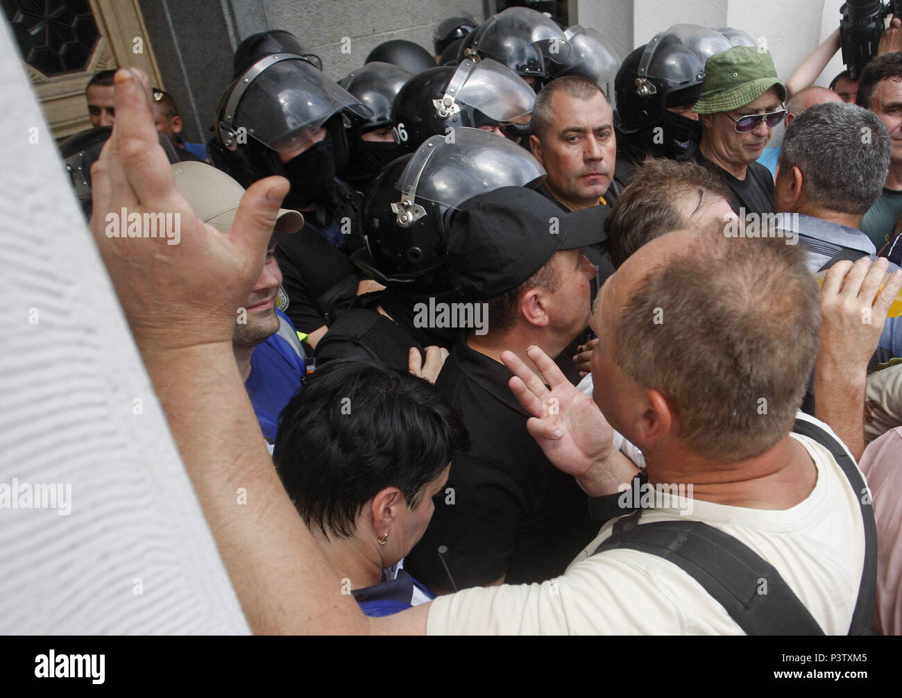 Juni 19, 2018 - Kiew, Ukraine - Mitglieder des sowjetischen Afghanistankrieges Veteran und anderen Organisationen protestieren am Eingang des ukrainischen Parlaments, in Kiew, Ukraine, 19. Juni 2018. Zu Zusammenstößen am Eingang des ukrainischen Parlaments bei mehr als 1.000 Demonstranten einen Metallzaun in ein Angebot zum Betreten des Gebäudes abgerissen. Bergarbeiter, Veteranen der sowjetischen Afghanistankrieges und Tschernobyl' 'Liquidatoren'' teilnehmen Protest anspruchsvolle ihre Sozialleistungen und Renten zu halten und für die vollständige Zahlung der Löhne. (Bild: © SERG Glovny über ZUMA Draht) Stockfoto