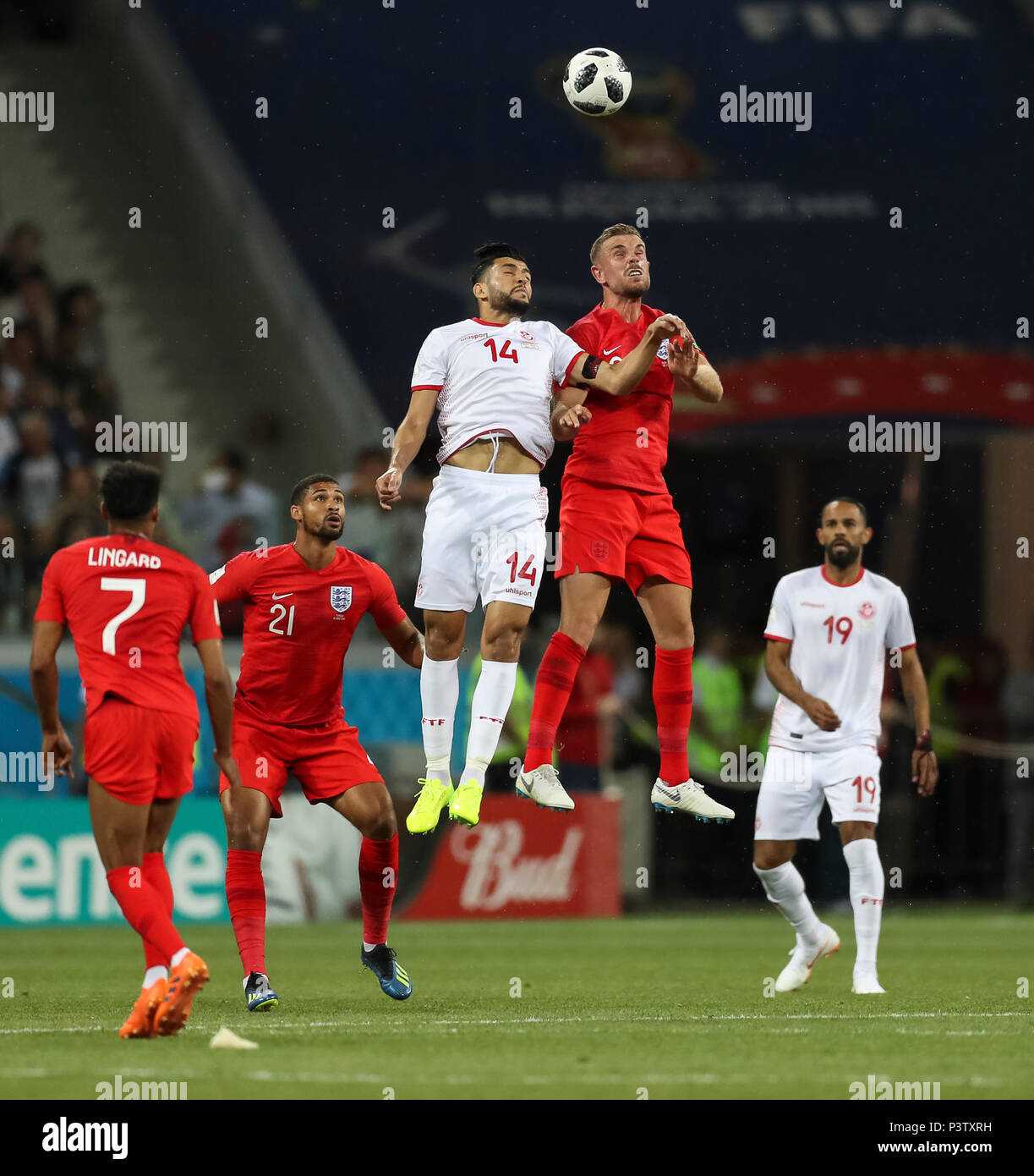 Wolgograd, Russland. 18 Jun, 2018. Mohamed Amin Ben Amor von Tunesien und Jordanien Henderson von England während der FIFA WM 2018 Gruppe G Match zwischen Tunesien und England in Wolgograd Arena am 18. Juni 2018 in Wolgograd, Russland. (Foto von Daniel Chesterton/phcimages.com) Credit: PHC Images/Alamy leben Nachrichten Stockfoto