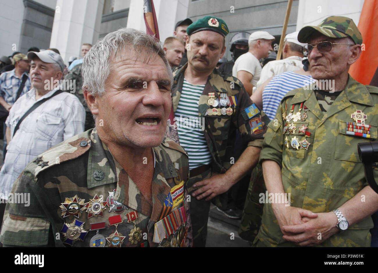 Kiew, Ukraine. 19 Juni, 2018. Die Mitglieder der sowjetischen Afghanistankrieges Veteran und anderen Organisationen protestieren am Eingang des ukrainischen Parlaments, in Kiew, Ukraine, 19. Juni 2018. Zu Zusammenstößen am Eingang des ukrainischen Parlaments bei mehr als 1.000 Demonstranten einen Metallzaun in ein Angebot zum Betreten des Gebäudes abgerissen. Bergarbeiter, Veteranen der sowjetischen Afghanistankrieges und Tschernobyl' 'Liquidatoren'' teilnehmen Protest anspruchsvolle ihre Sozialleistungen und Renten zu halten und für die vollständige Zahlung der Löhne. Credit: Serg Glovny/ZUMA Draht/Alamy leben Nachrichten Stockfoto