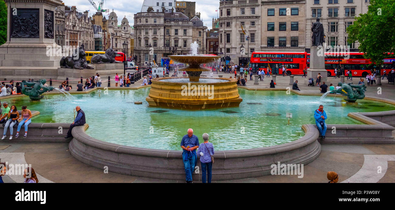 London, England. Juni 2018 19. Touristen sammeln Wie die Sonne beginnt in Trafalgar Square zu erscheinen. © Tim Ring/Alamy leben Nachrichten Stockfoto
