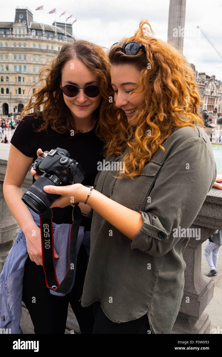 London, England. Juni 2018 19. Magerita und Elice in London auf einer Reise von Italien, die Überprüfung ihrer Fotografien sind gut. © Tim Ring/Alamy leben Nachrichten Stockfoto