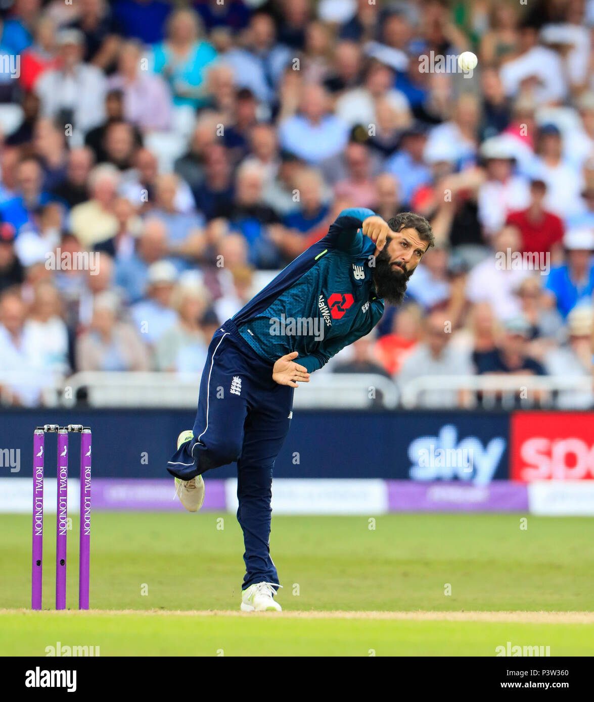 Trent Bridge, Nottingham, UK. 19 Juni, 2018. One Day International Cricket, 3 Royal London ODI, England und Australien; Moeen Ali von England schalen Credit: Aktion plus Sport/Alamy leben Nachrichten Stockfoto