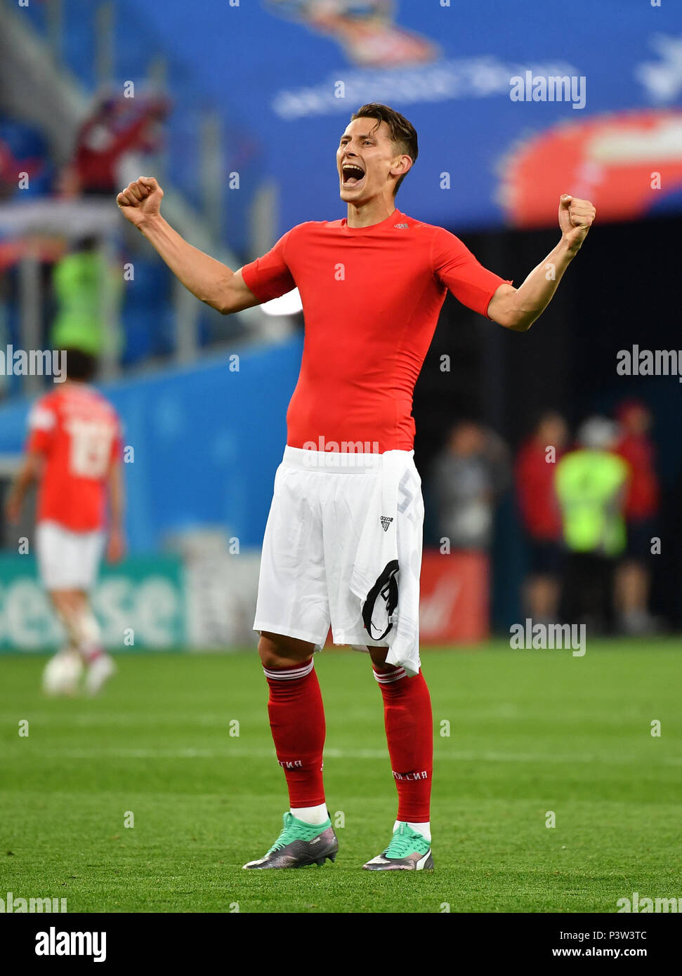 Sankt Petersburg, Russland. 19 Juni, 2018. Ilya Kutepov von Russland feiert Sieg nach einer Gruppe ein Match zwischen Russland und Ägypten bei der FIFA Fußball-Weltmeisterschaft 2018 in Sankt Petersburg, Russland, 19. Juni 2018. Russland gewann 3-1. Credit: Li Ga/Xinhua/Alamy leben Nachrichten Stockfoto