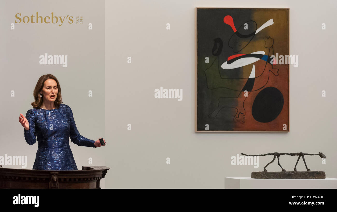 London, Großbritannien. 19. Juni 2018. Helena Newman, Vorsitzender, Sotheby's Europa, verwaltet, Angebote für (oben)'' 1/76'' von Joan Miró, (Est. £ 8.000.000 - 12.000.000), die nicht zu verkaufen und (unten) 'Le Chat'' von Alberto Giacometti, (Est. £ 10.000.000), die für einen Hammer Preis von £ 11.000.000 bei Sotheby's Impressionist & Modern Art abend Verkauf in New Bond Street bei Sotheby's Impressionist & Modern Art abend Verkauf in New Bond Street verkauft. Credit: Stephen Chung/Alamy leben Nachrichten Stockfoto